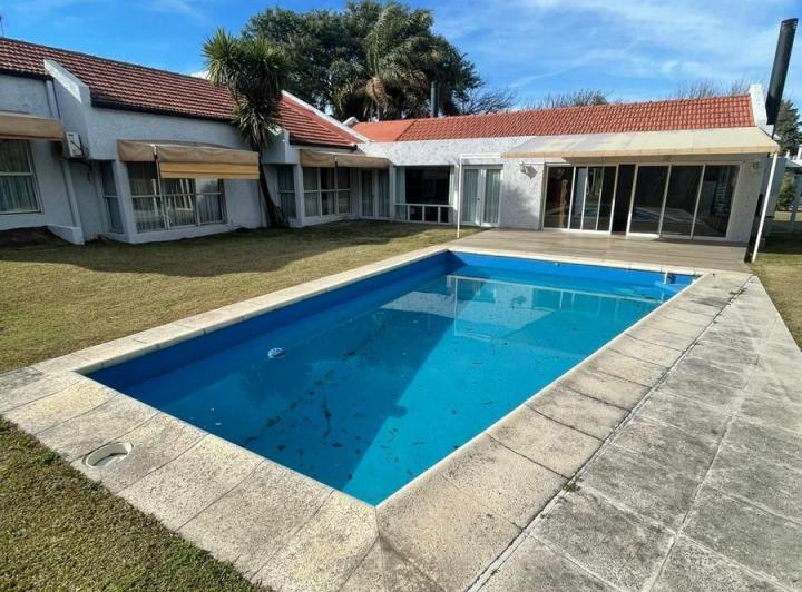 Casa en alquiler en Country Jockey club 3 dormitorios 3 baños pileta 3