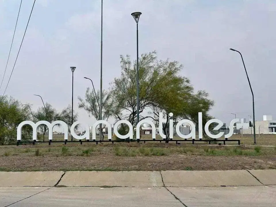 Terrenos  en venta  en Brisas de Manantiales 258m2 3