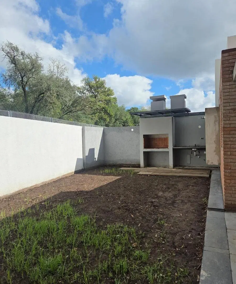 Casa alquiler housing de 2 dormitorios 2 baños en housing con amenities seguridad 24 hs 2