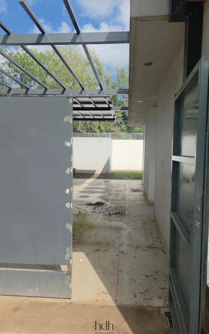 Casa alquiler housing de 2 dormitorios 2 baños en housing con amenities seguridad 24 hs 2