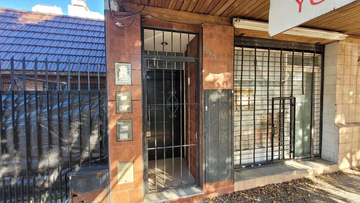PH 2 Ambientes 1er Piso por Escalera con Patio Bajas Expensas