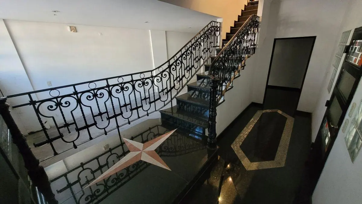 EXCELENTES OFICINAS DE PRIMER NIVEL CON COCHERAS PATIO C/ PARRILLA 4