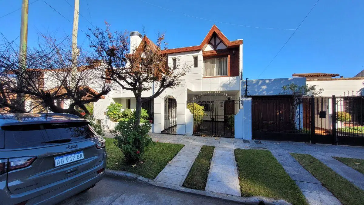 EXCELENTE CASA 5 AMBIENTES, SOBRE LOTE 8.66 X 23.67 4