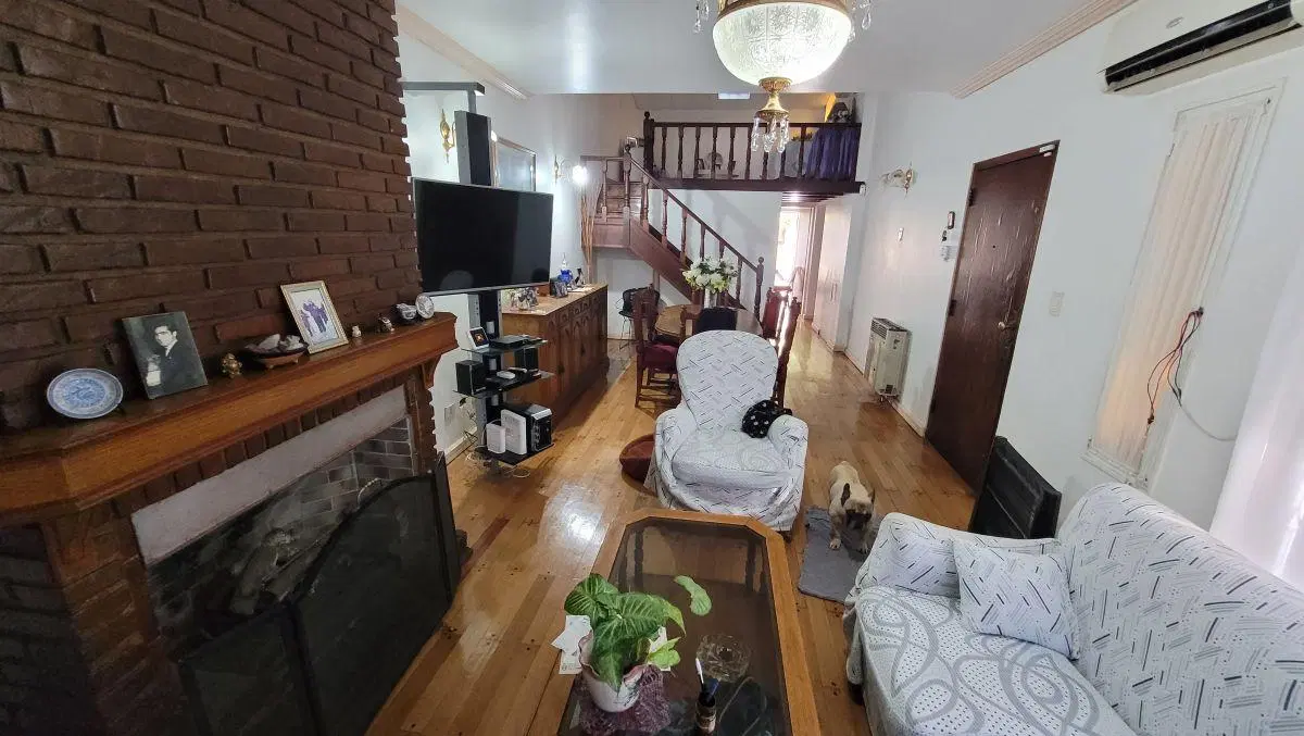 EXCELENTE CASA 5 AMBIENTES, SOBRE LOTE 8.66 X 23.67 1