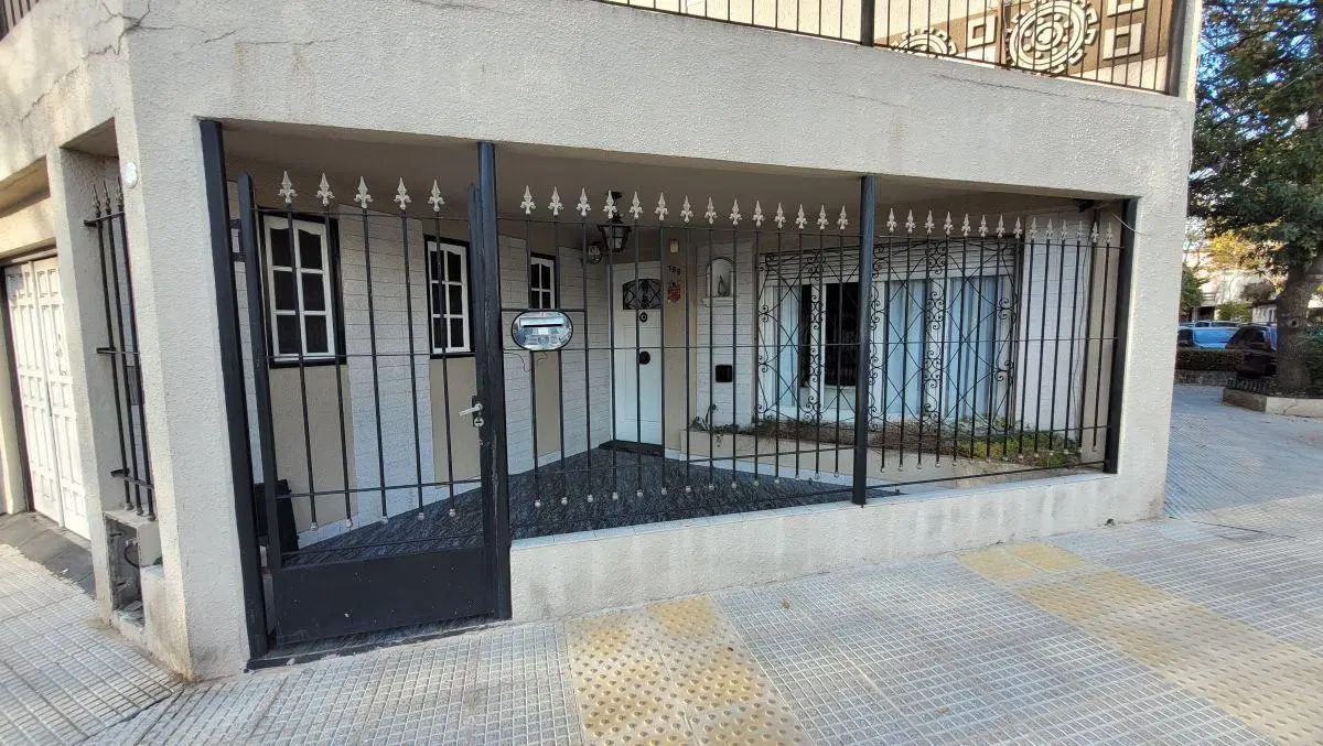 EXCELENTE CASA EX-MUNICIPAL 4 AMB. CON COCHERA Y TERRAZA 3