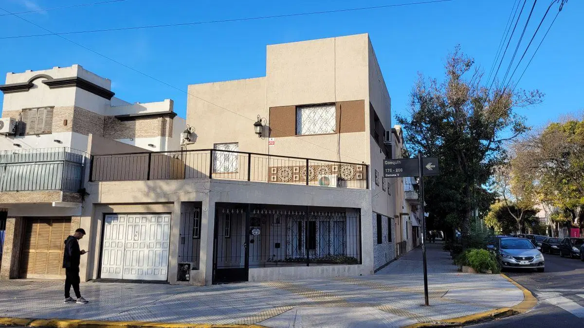 EXCELENTE CASA EX-MUNICIPAL 4 AMB. CON COCHERA Y TERRAZA 2