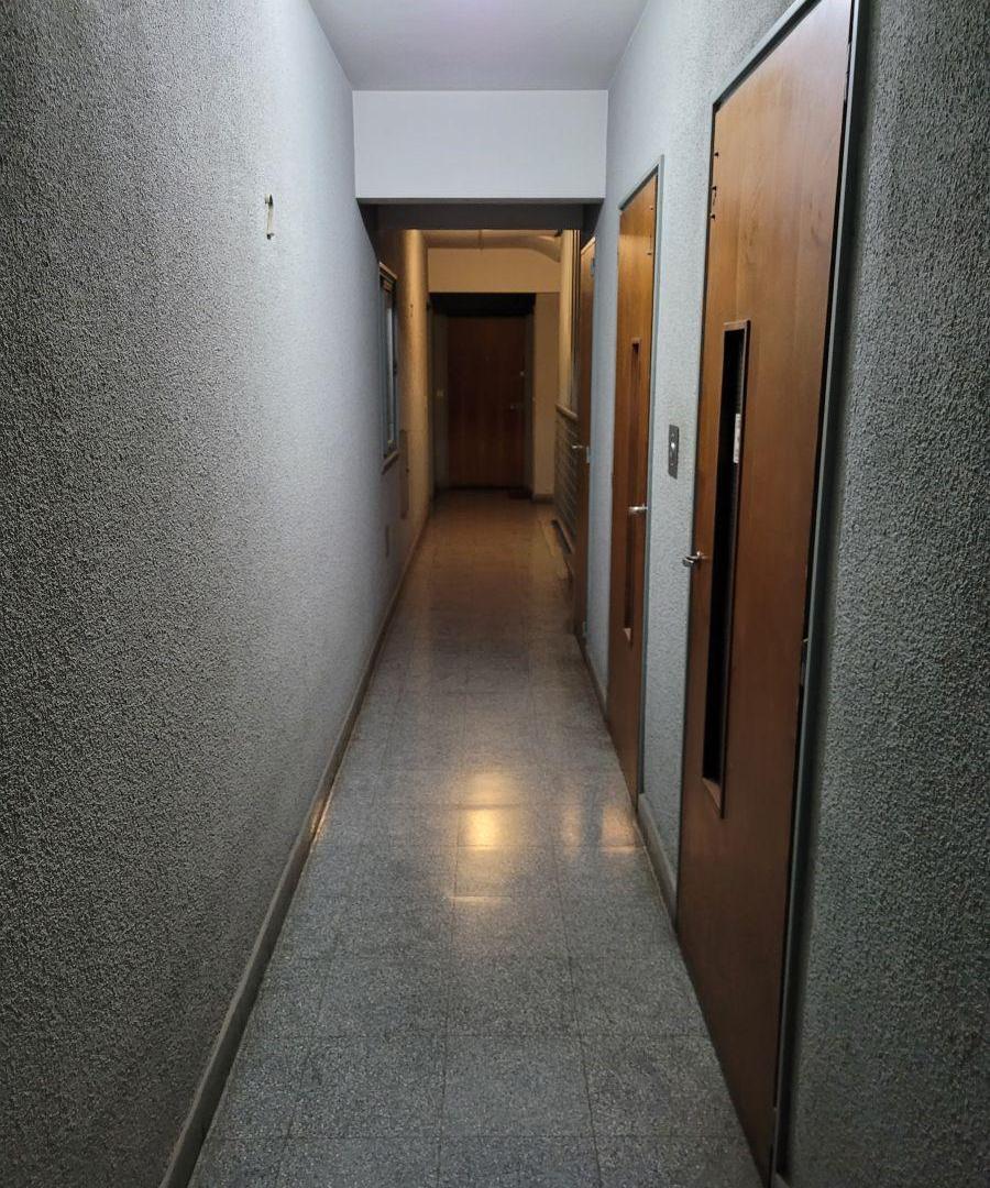 Foto de DEPARTAMENTO 2 AMB. AL FRENTE C/BALCON 2DO PISO LUMINOSO, imagen 3
