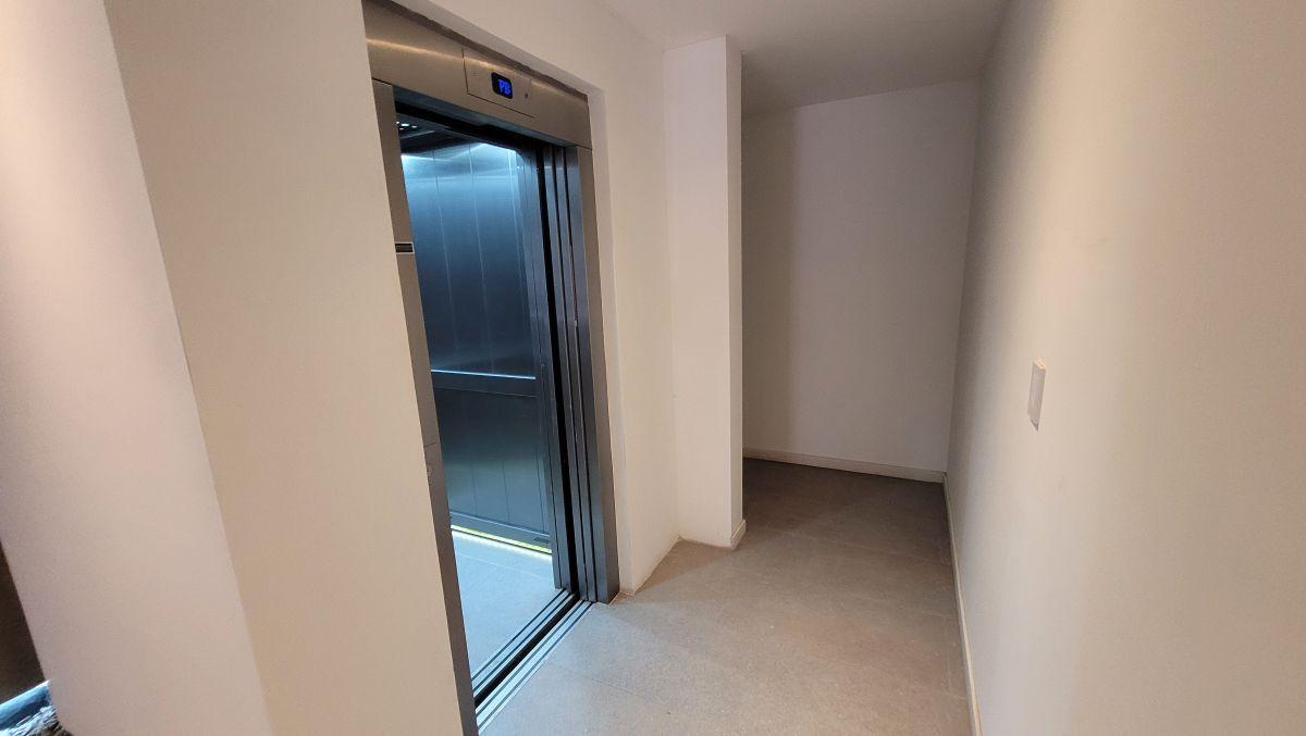 Foto de DEPARTAMENTO MONOAMBIENTE 3ER PISO C/FRENTE CON BALCON, imagen 2