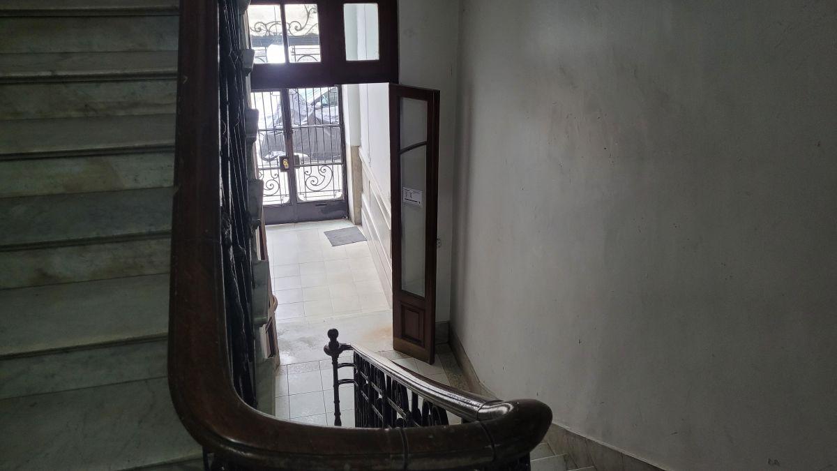 Foto de Excelente Monoambiente en Primer Piso por Escalera con Patio 2 Baños, imagen 5