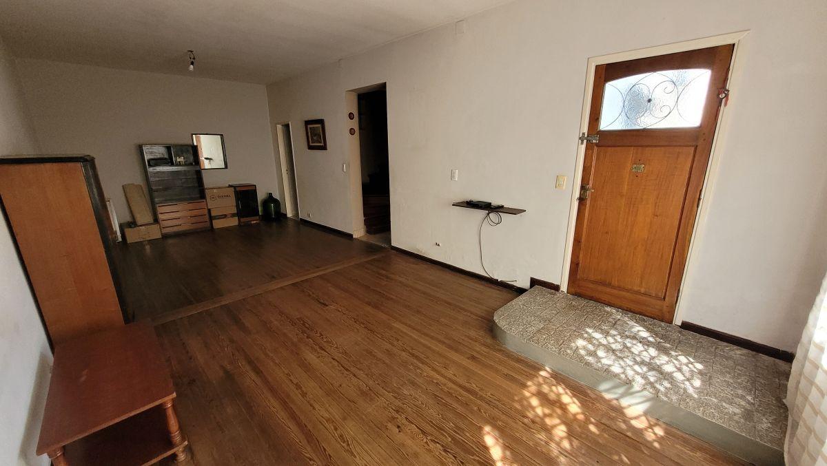 Foto de CASA EX-MUNICIPAL EN ESQUINA 4 AMB. CON COCHERA DESCUBIERTA, imagen 5