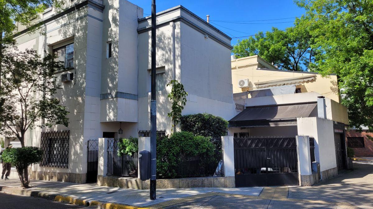 Foto de CASA EX-MUNICIPAL EN ESQUINA 4 AMB. CON COCHERA DESCUBIERTA, imagen 1
