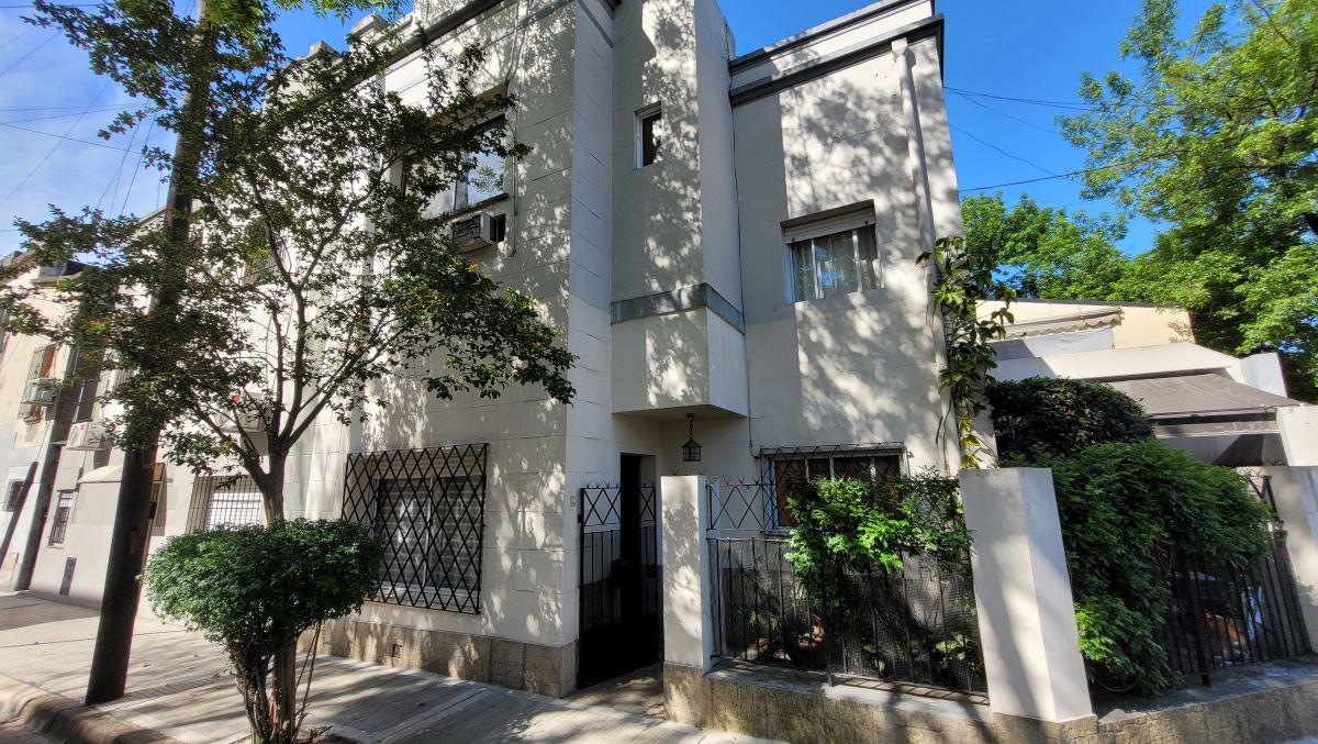 Foto de CASA EX-MUNICIPAL EN ESQUINA 4 AMB. CON COCHERA DESCUBIERTA, imagen 2