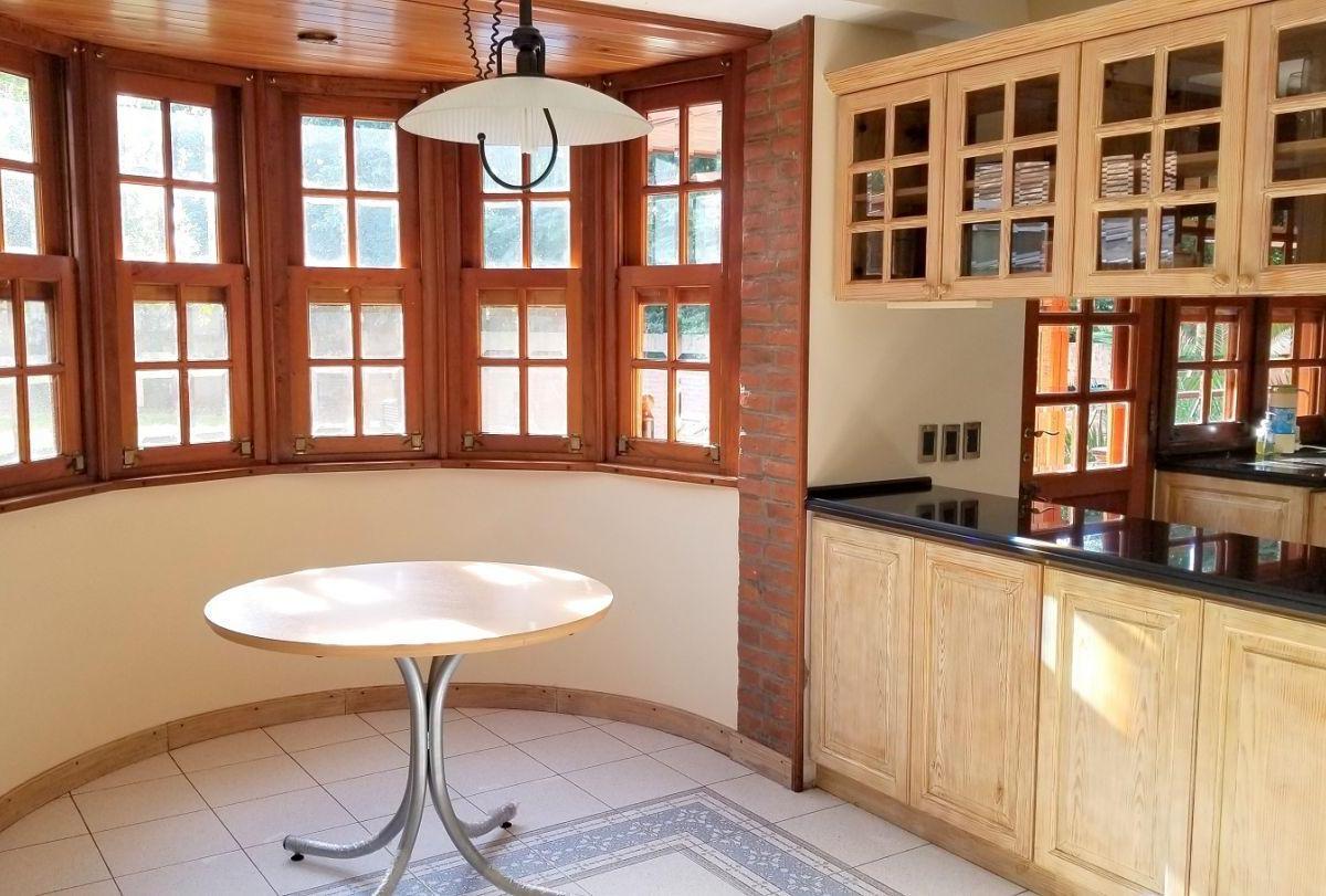 Casa de Amplios Ambientes y Gran Parque a La Venta. 4