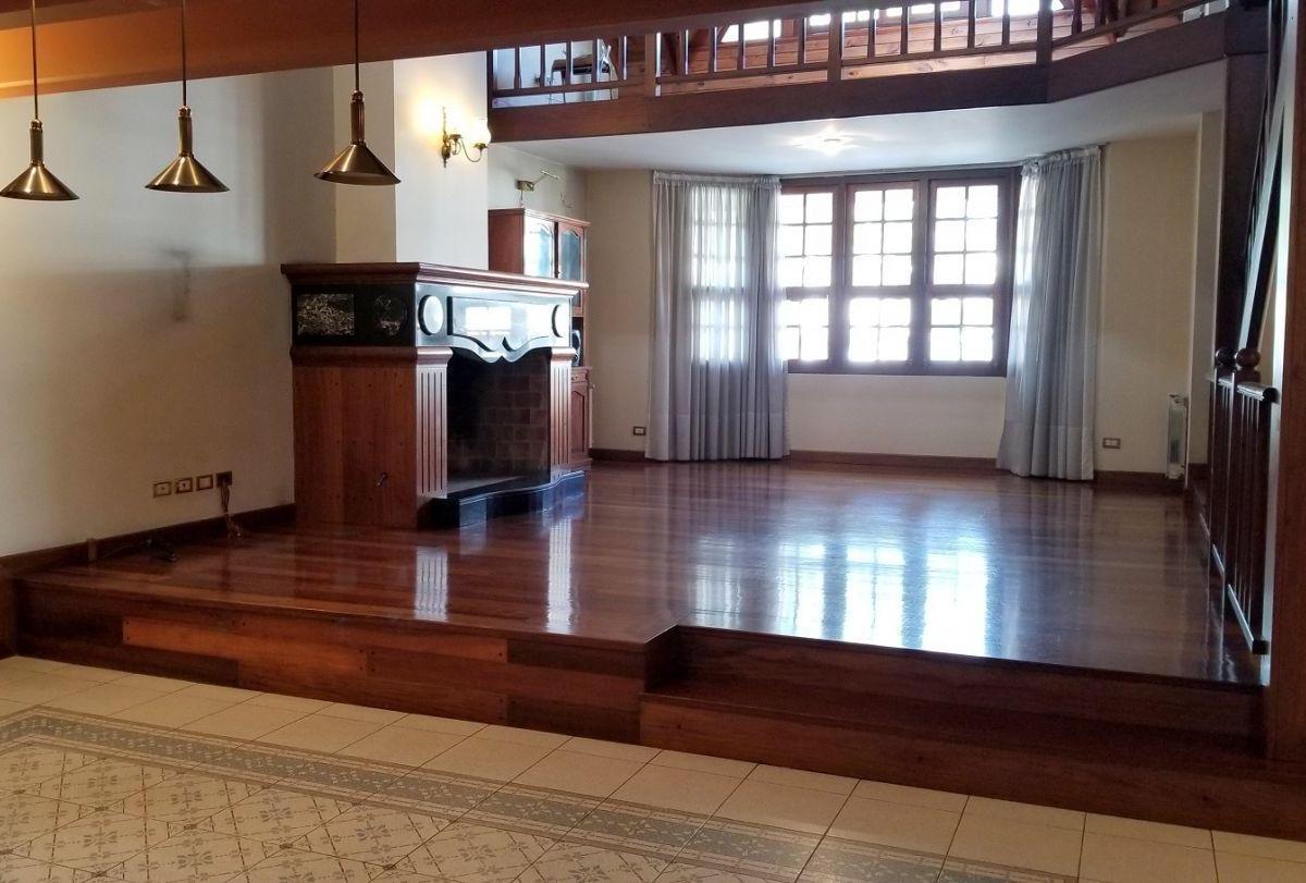Casa de Amplios Ambientes y Gran Parque a La Venta. 5