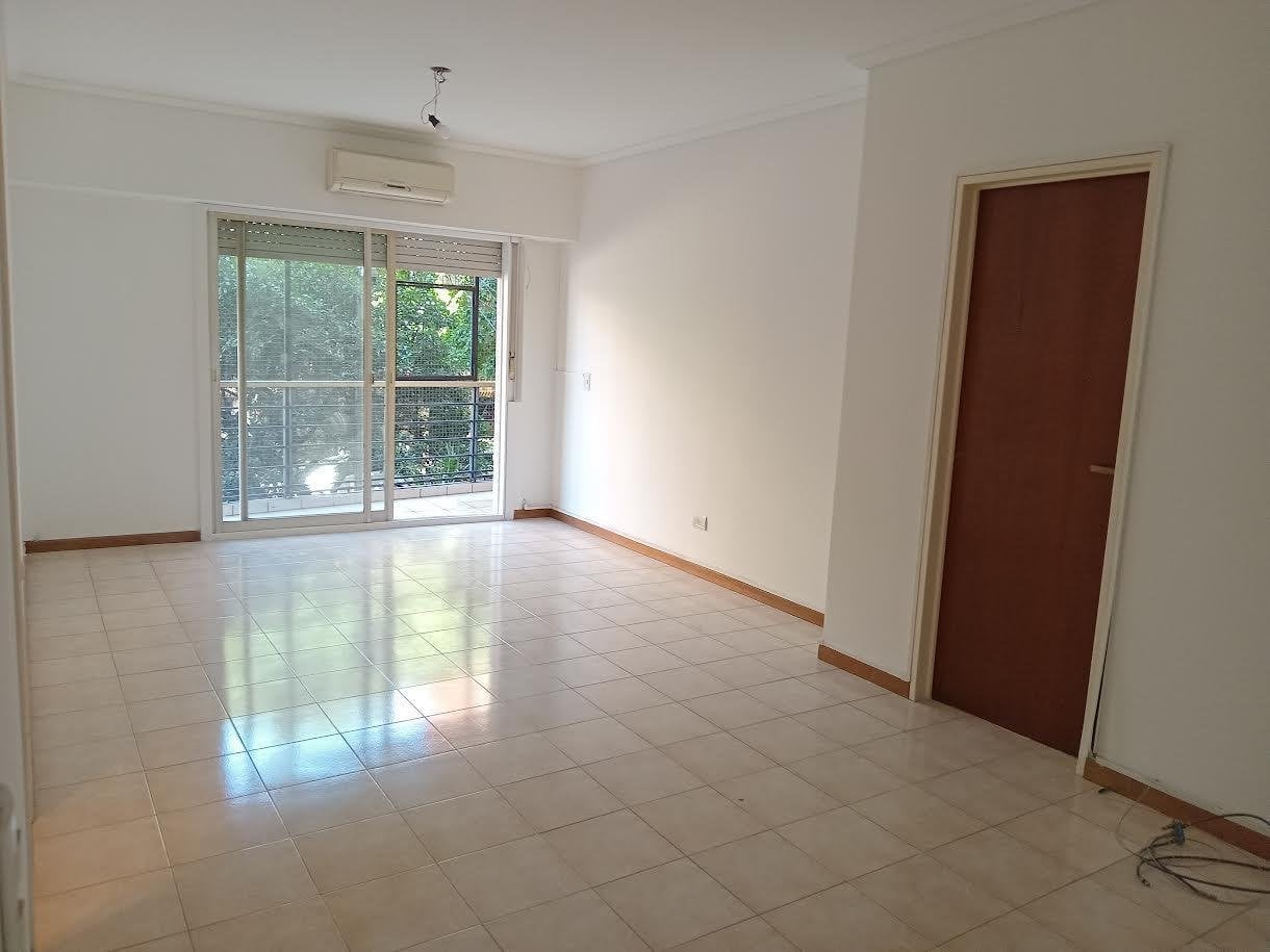Departamento de tres ambientes con cocina office, balcón al frente y cochera cubierta