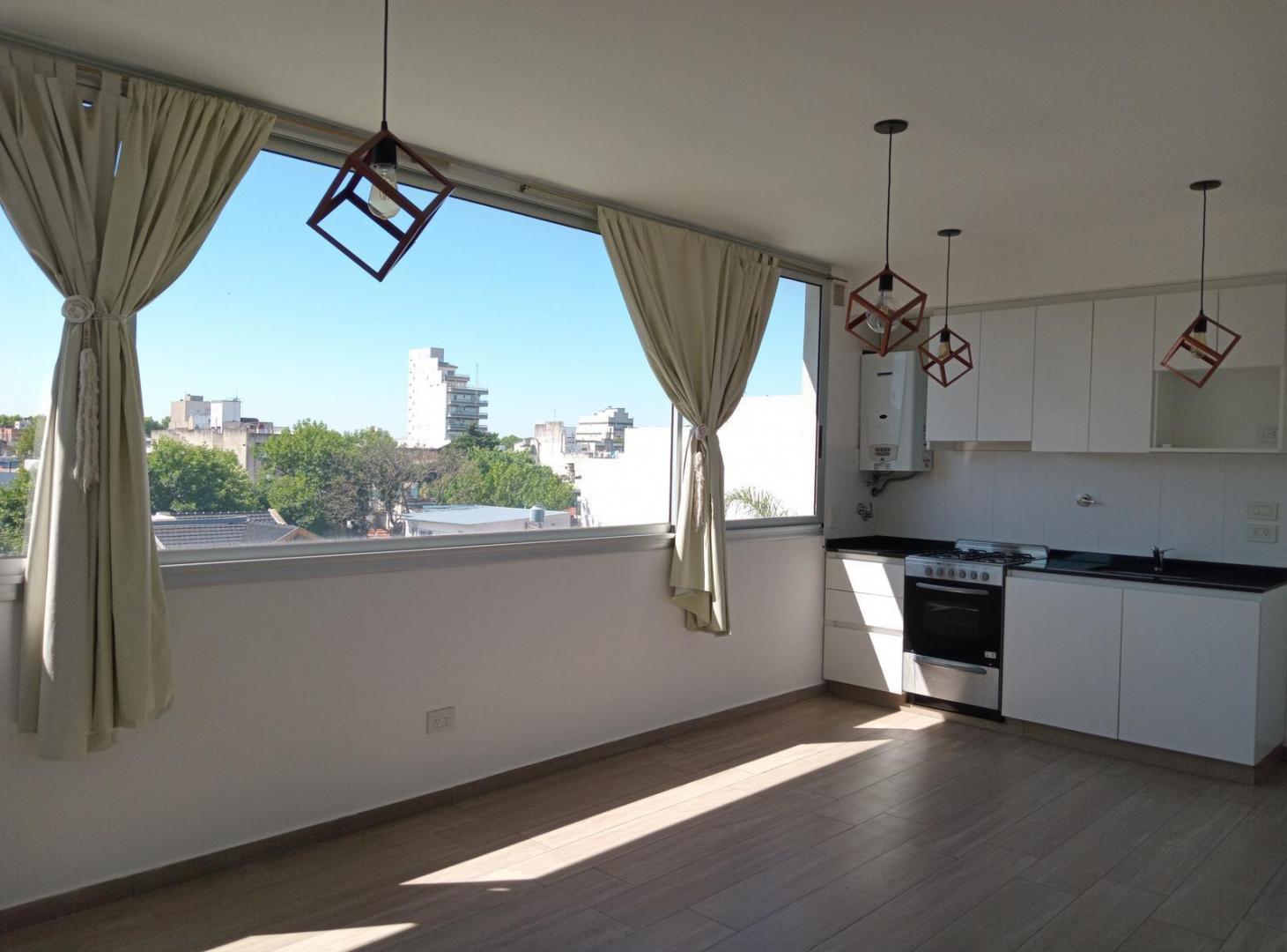 Depto. dos ambientes con terraza propia. Como si vivieras en una casa pero en un edificio!!
