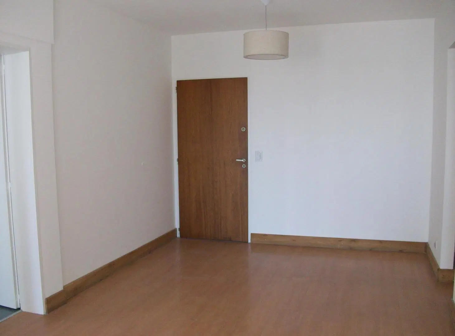 Departamento de dos ambientes con balcón en torre, pileta y jardín perimetral. 3
