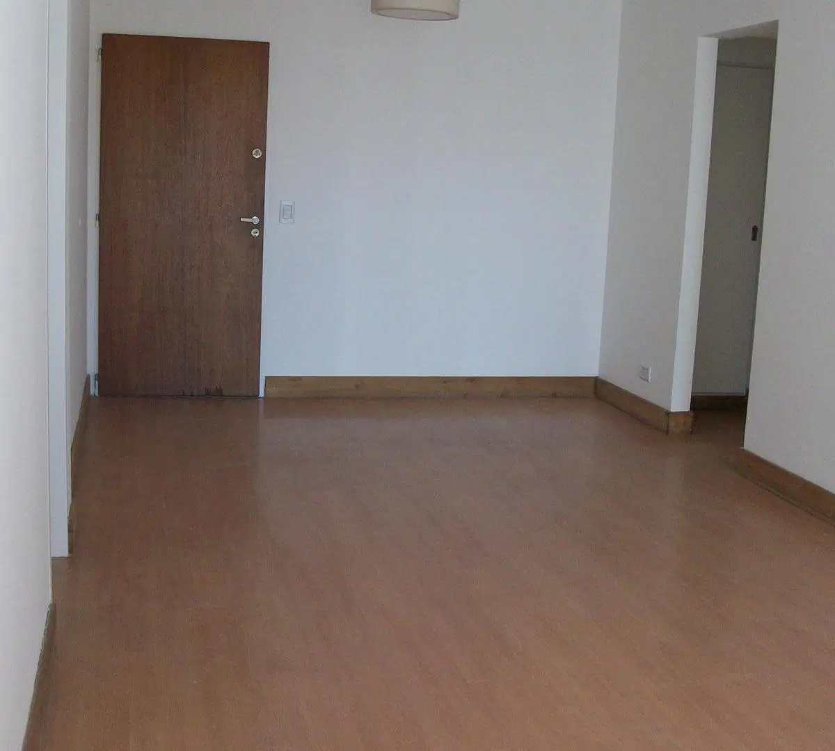 Departamento de dos ambientes con balcón en torre, pileta y jardín perimetral. 4