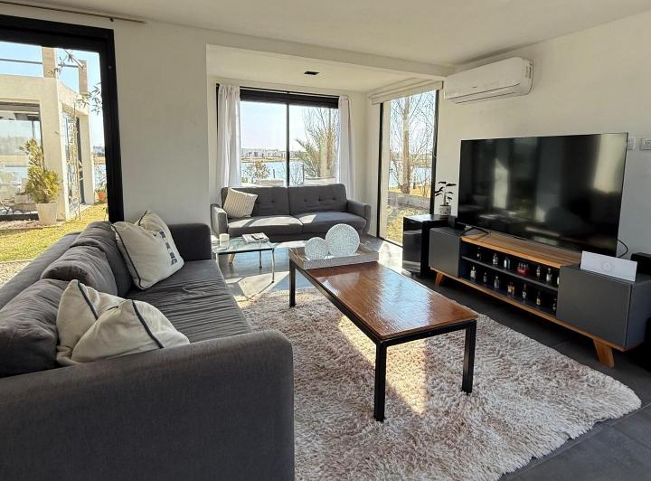 Alquiler de Casa Moderna con Vista a la Laguna en Pilar 3