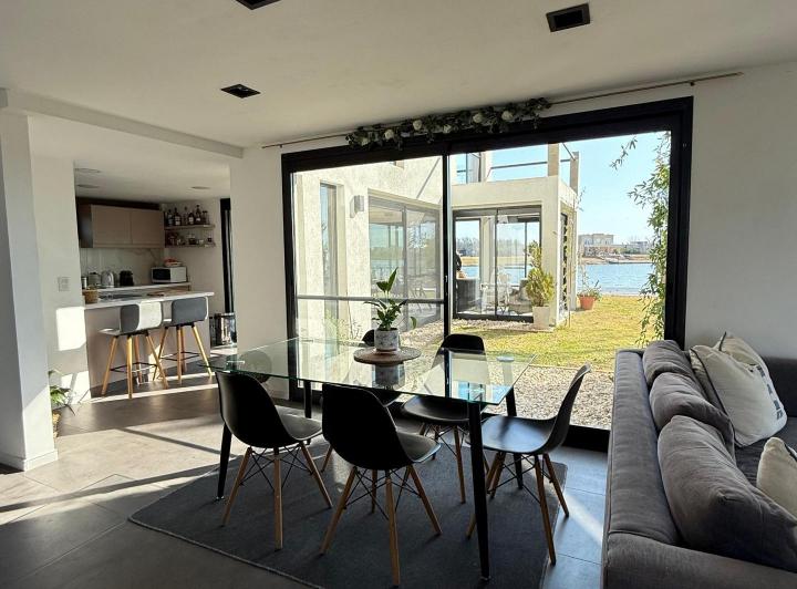 Alquiler de Casa Moderna con Vista a la Laguna en Pilar 4