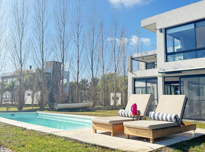 Alquiler de Casa Moderna con Vista a la Laguna en Pilar 1