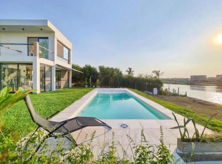 Alquiler de Casa Moderna con Vista a la Laguna en Pilar 2