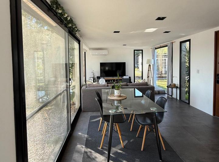 Alquiler de Casa Moderna con Vista a la Laguna en Pilar 5