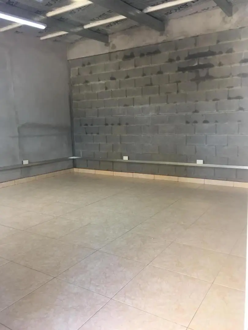 Alquiler de Galpon con Oficinas de 2500 m2 en Villa Rosa 4