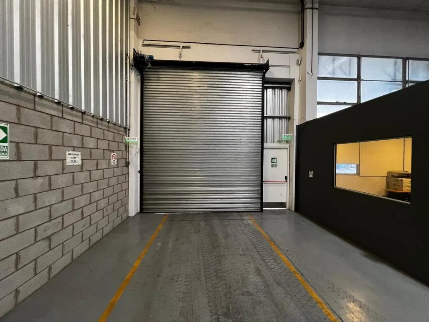 Alquiler de Depósito de 1.380 m² con Oficinas Parque Newton 4