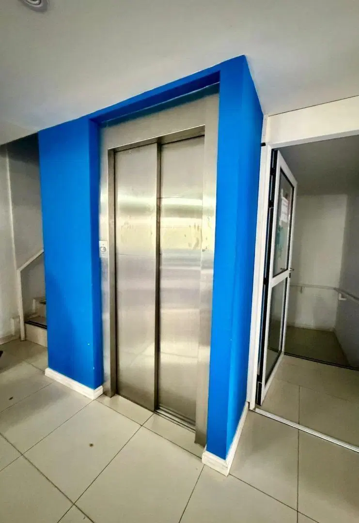 Oficina en Block / 340m2 + 8 coch / ascensor / sin expensas 4
