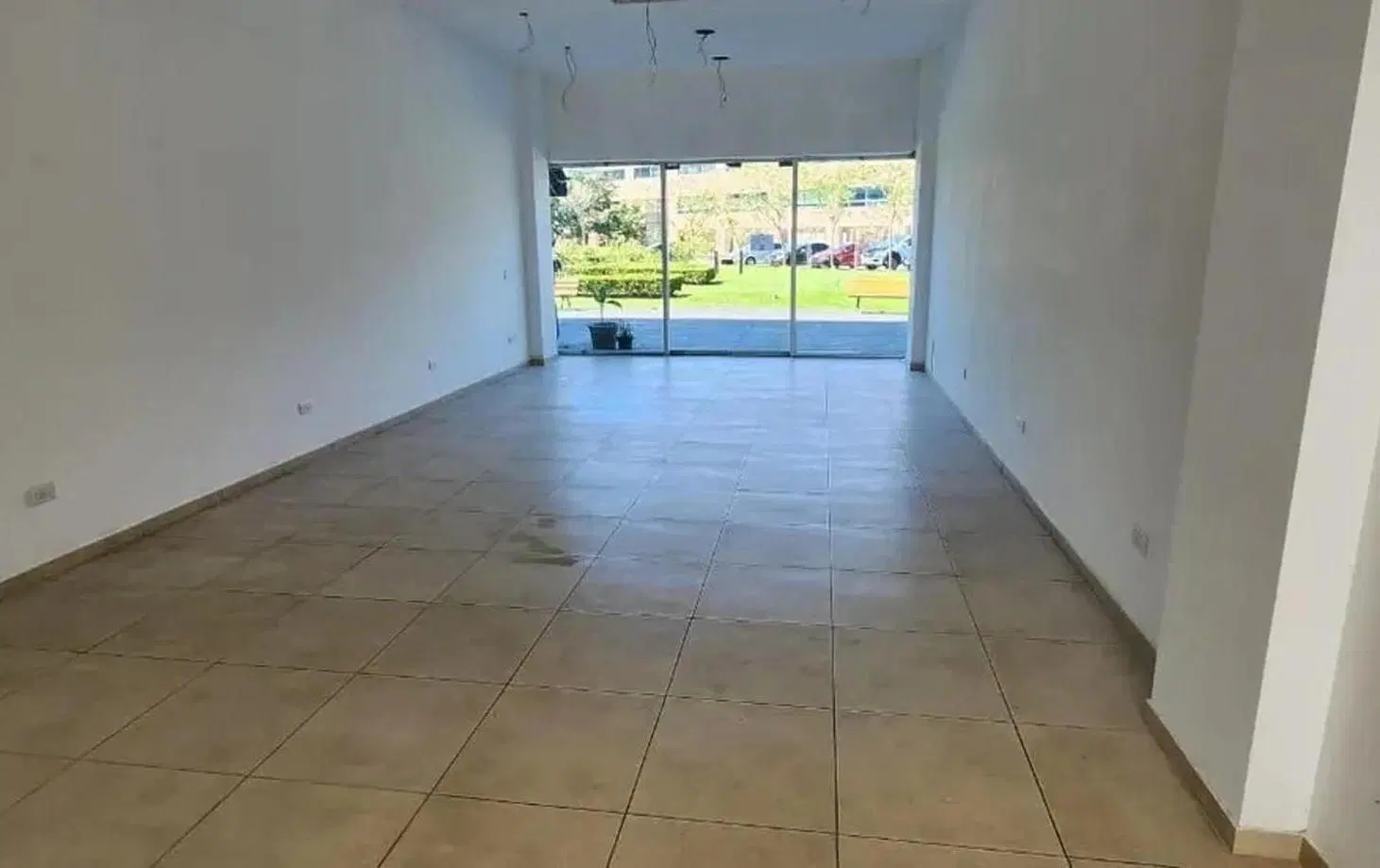 Venta de Local Comercial en Dúplex de 87 m² en Pilar 4