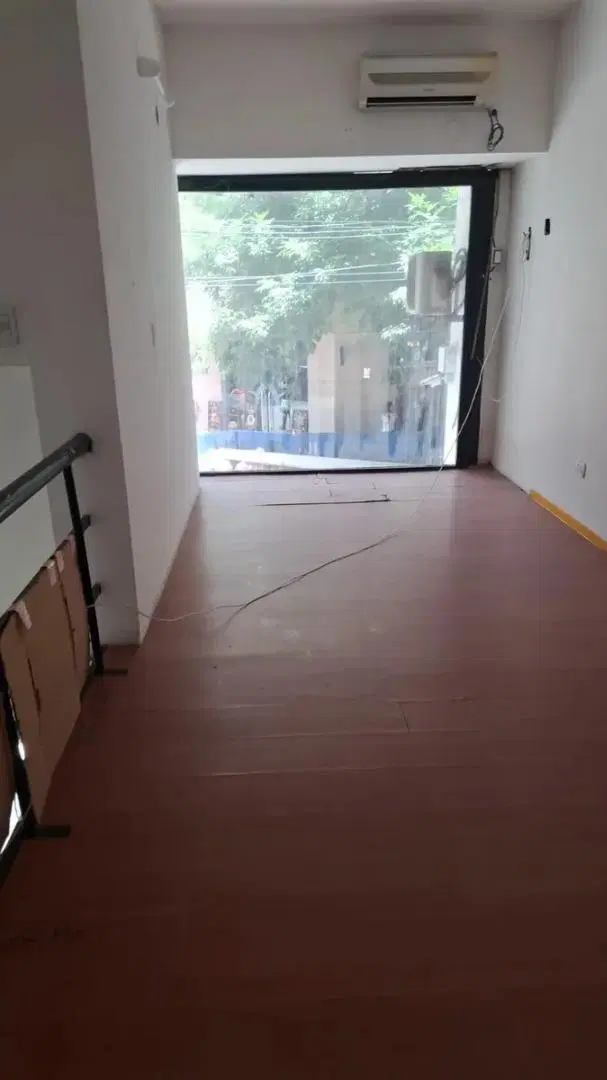 Alquiler de Local Comercial de 240 m² con Sótano en Flores 5