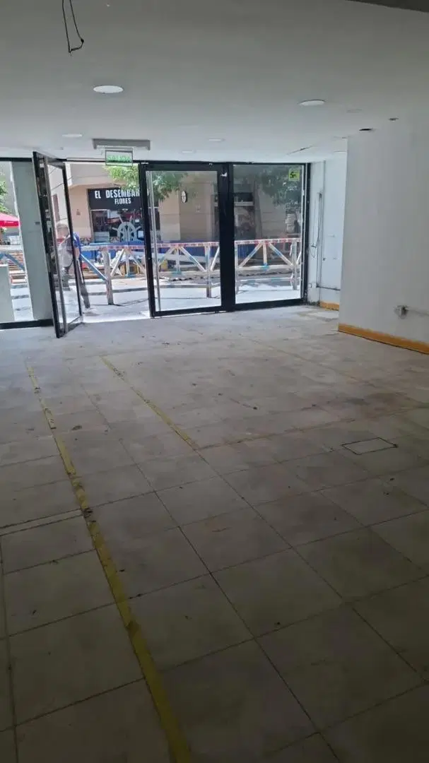 Alquiler de Local Comercial de 240 m² con Sótano en Flores 3