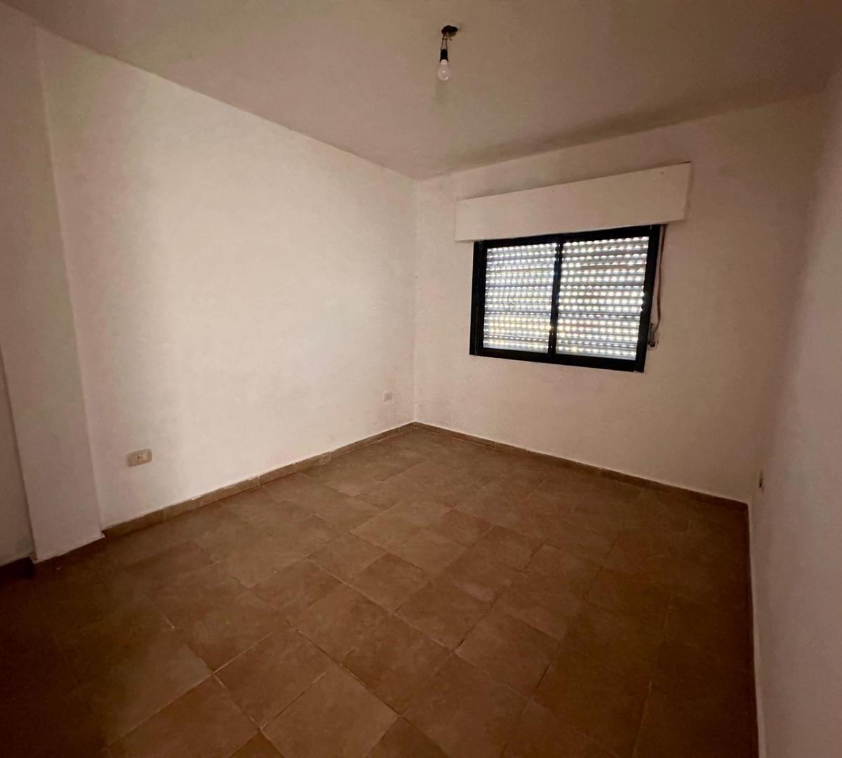 Departamento de dos dormitorios, cochera y patio