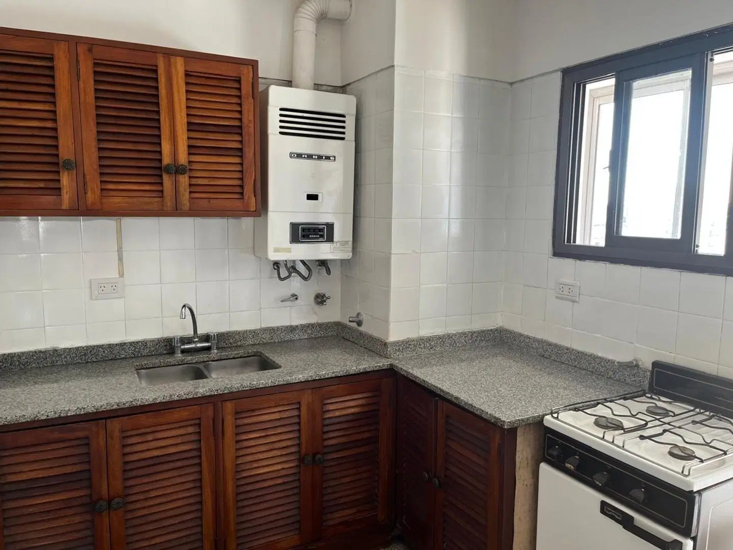 Excelente departamento 3 dormitorios en Plaza Moreno 4