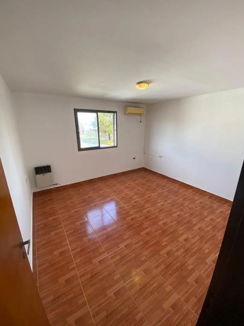 Amplia casa en venta en Los Hornos 4