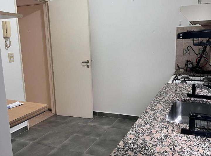 Monoambiente en Recoleta con balcon y conexión a lavarropa 2