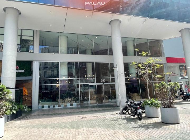 Amoblada -Excelente oficina de 500m2 dividida con 4 cocheras 1