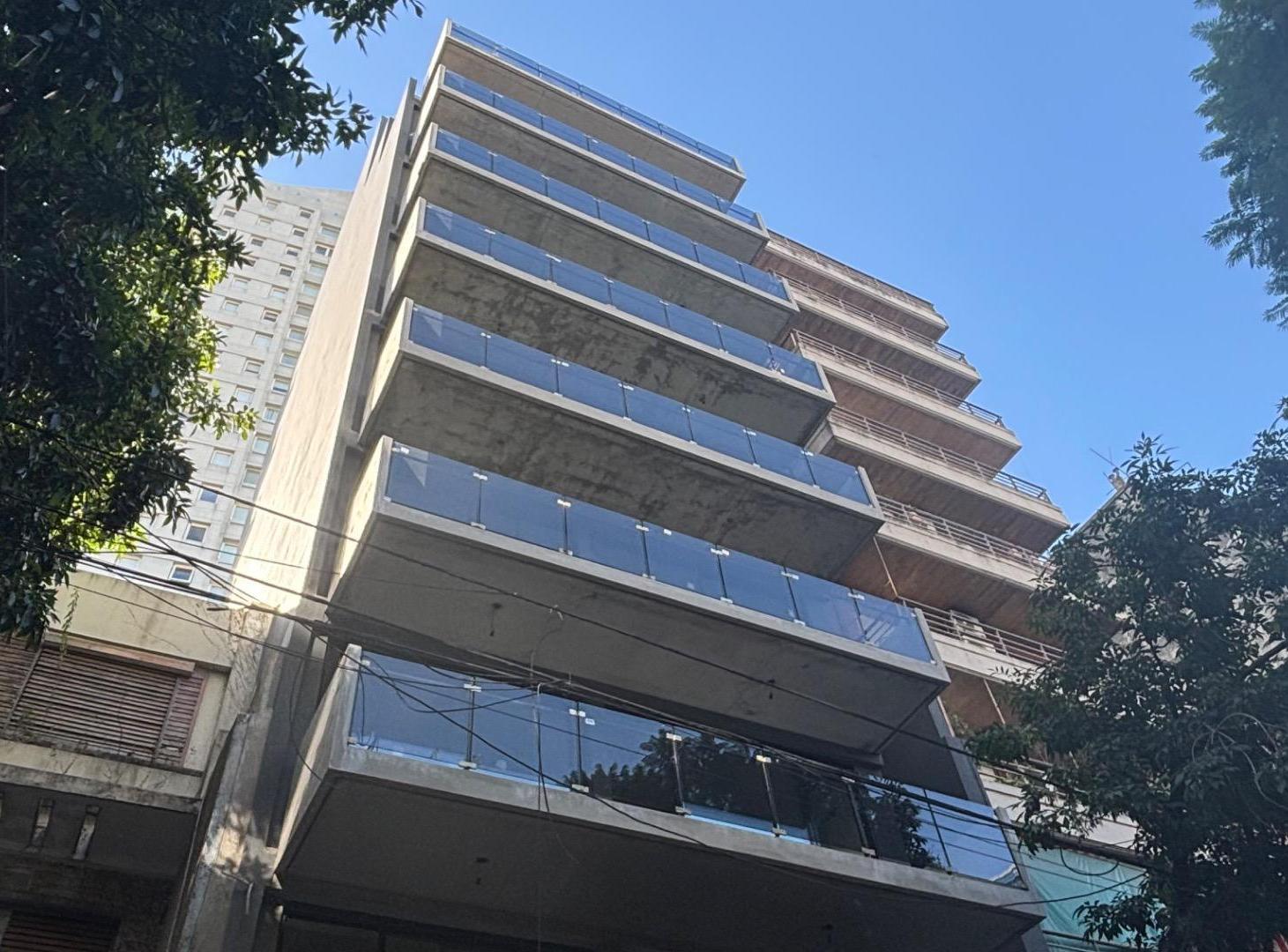 Excelente dúplex de 3 ambientes con 3 balcones aterrazados