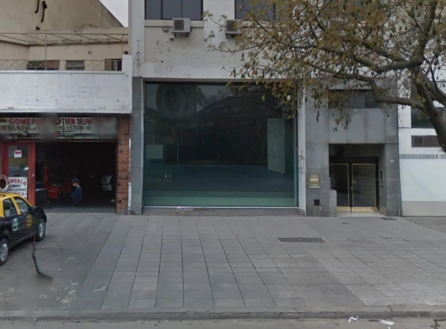 Excelente local bajo propiedad horizontal 2