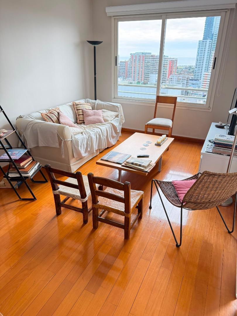 Foto de Con muebles- Piso alto- 3 amb. c/cochera - Torre Ruggieri, imagen 1