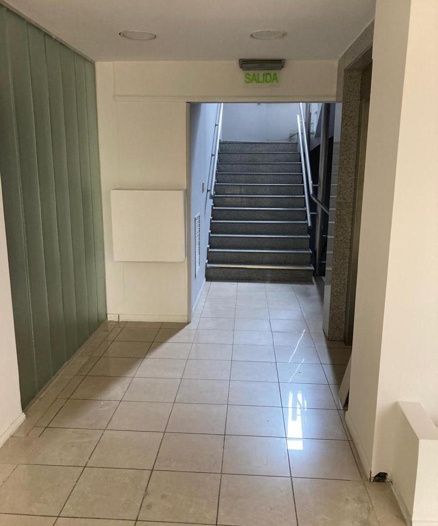 Foto de OFICINA EN ALQUILER / PRIMER PISO - Esquina Plaza San Martín -Pleno, imagen 5