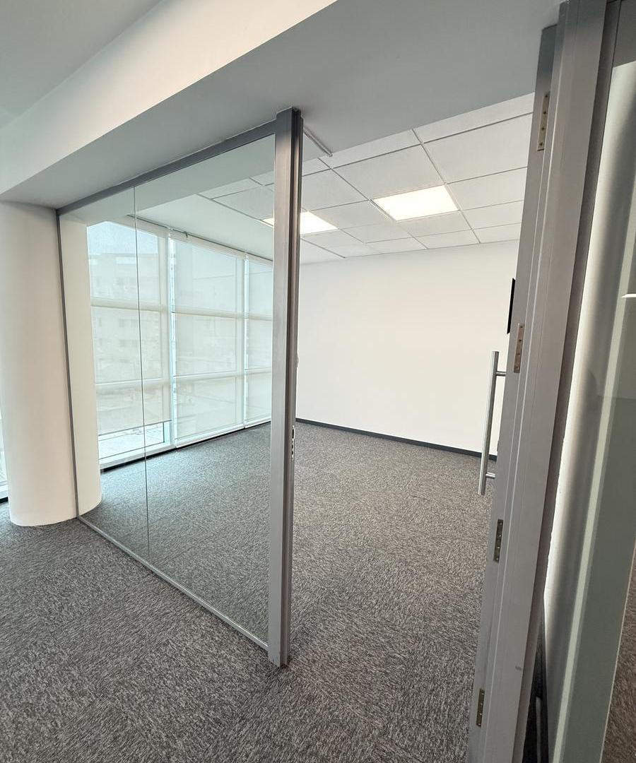 Foto de Oficina en Capitalinas en Alquiler - 180 m2 - 2 Privados y 1 Sala de, imagen 2