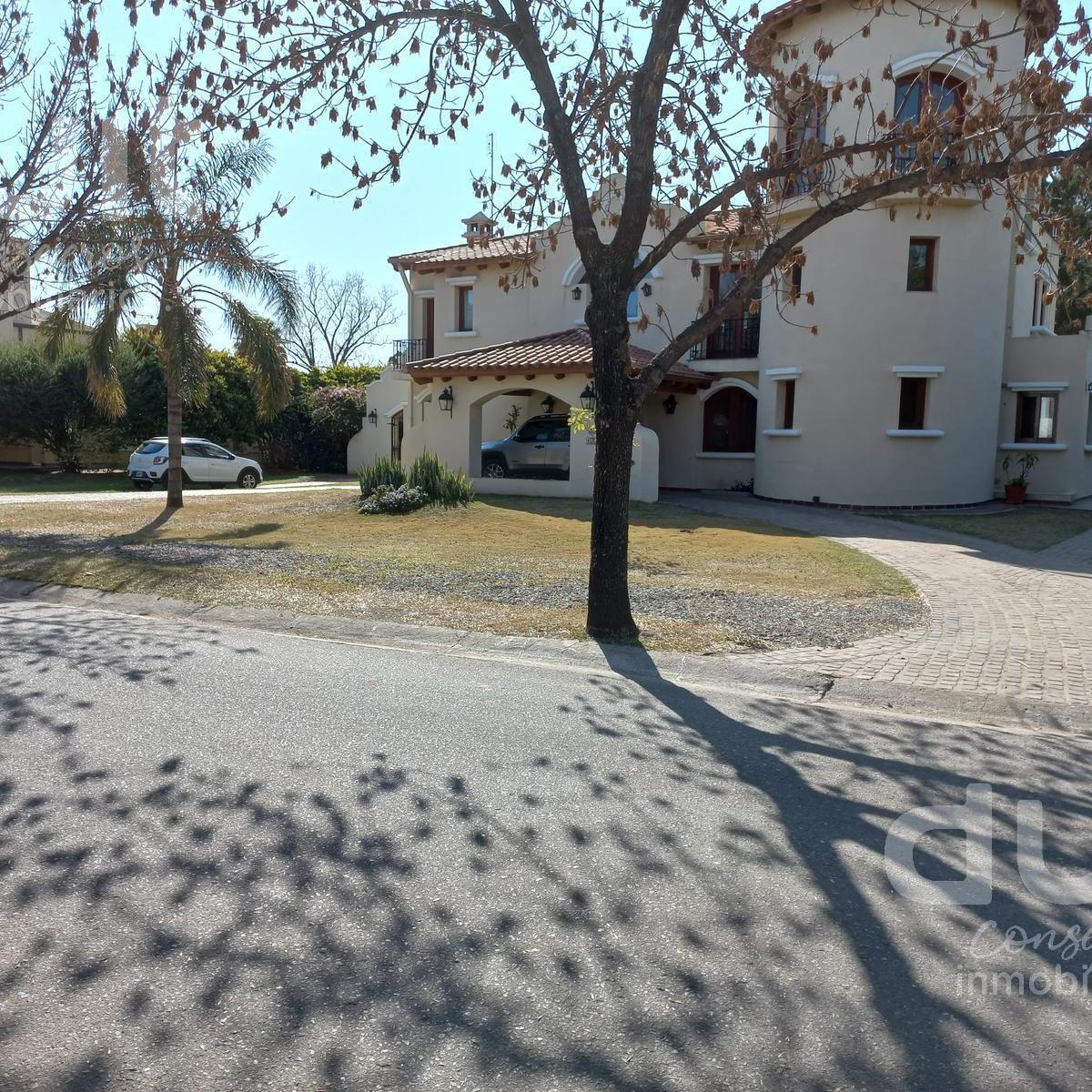 Casa Unica en Country Jockey Club, 2 Lotes Fondo Golf. 2