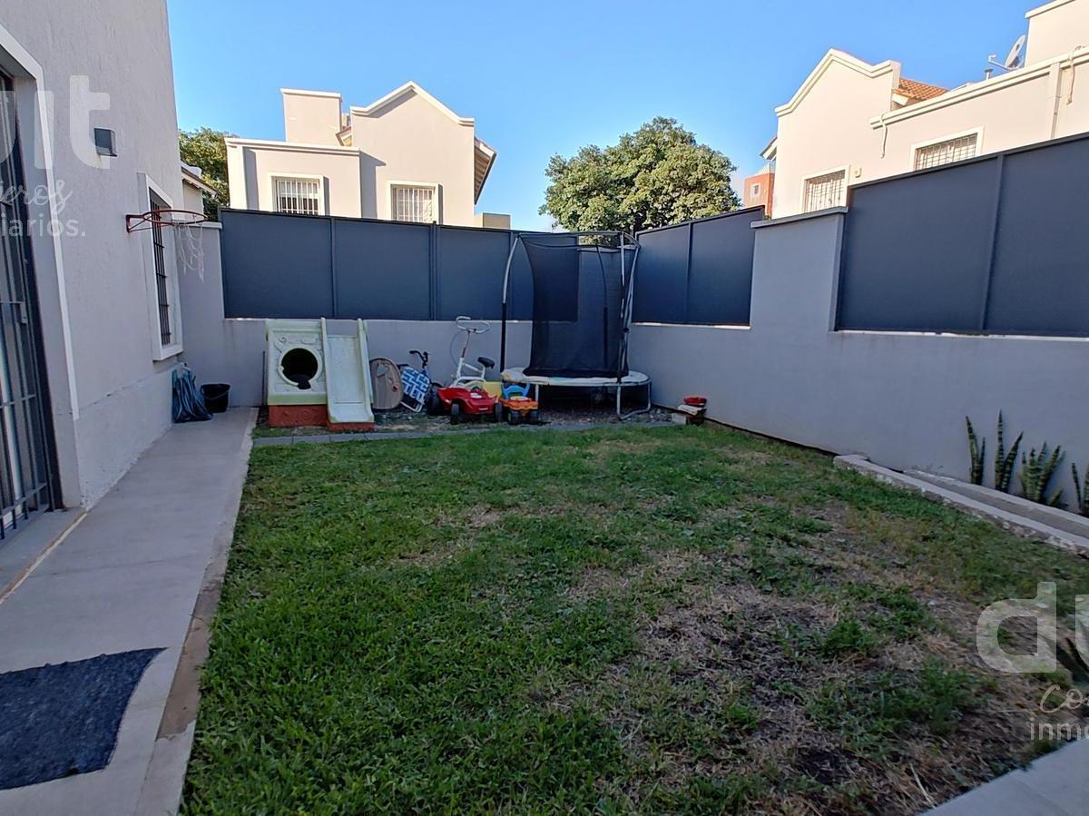 Duplex Apto Credito en Housing Cerrado de 3 Dorm. en Nuevo Jardin! 4