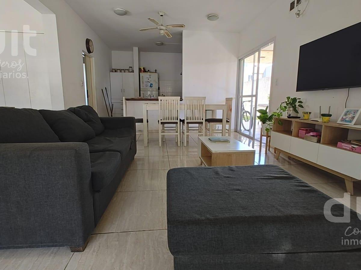 Duplex de 4 Dor, Uno en Pb, en Claros Village. 3