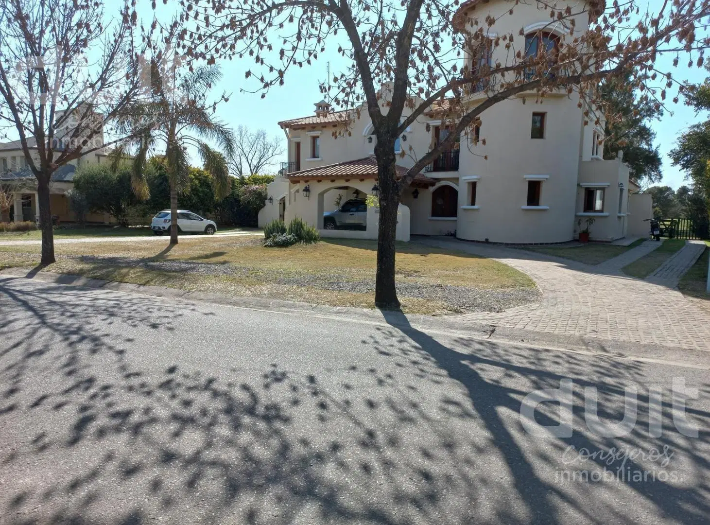 Casa unica en Country Jockey Club, 2 lotes fondo Golf. 2