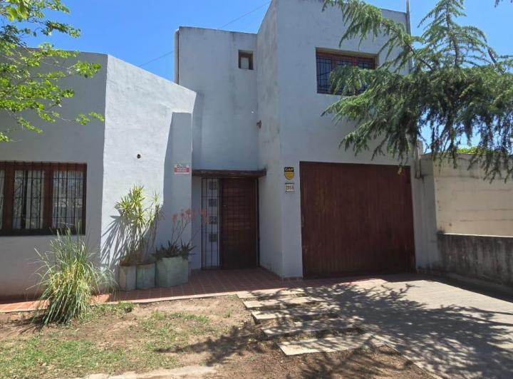 VENDO CASA - 4 DORMITORIOS - BRIG. SAN MARTIN - DE LOS SIRIOS 5700