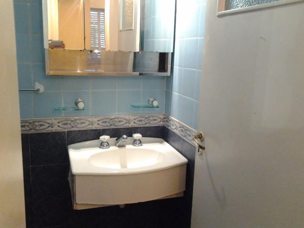 VENTA DE DEPTO. DE 3 AMB. AL FRENTE CON PATIO EN PB EN RAMOS MEJIA
