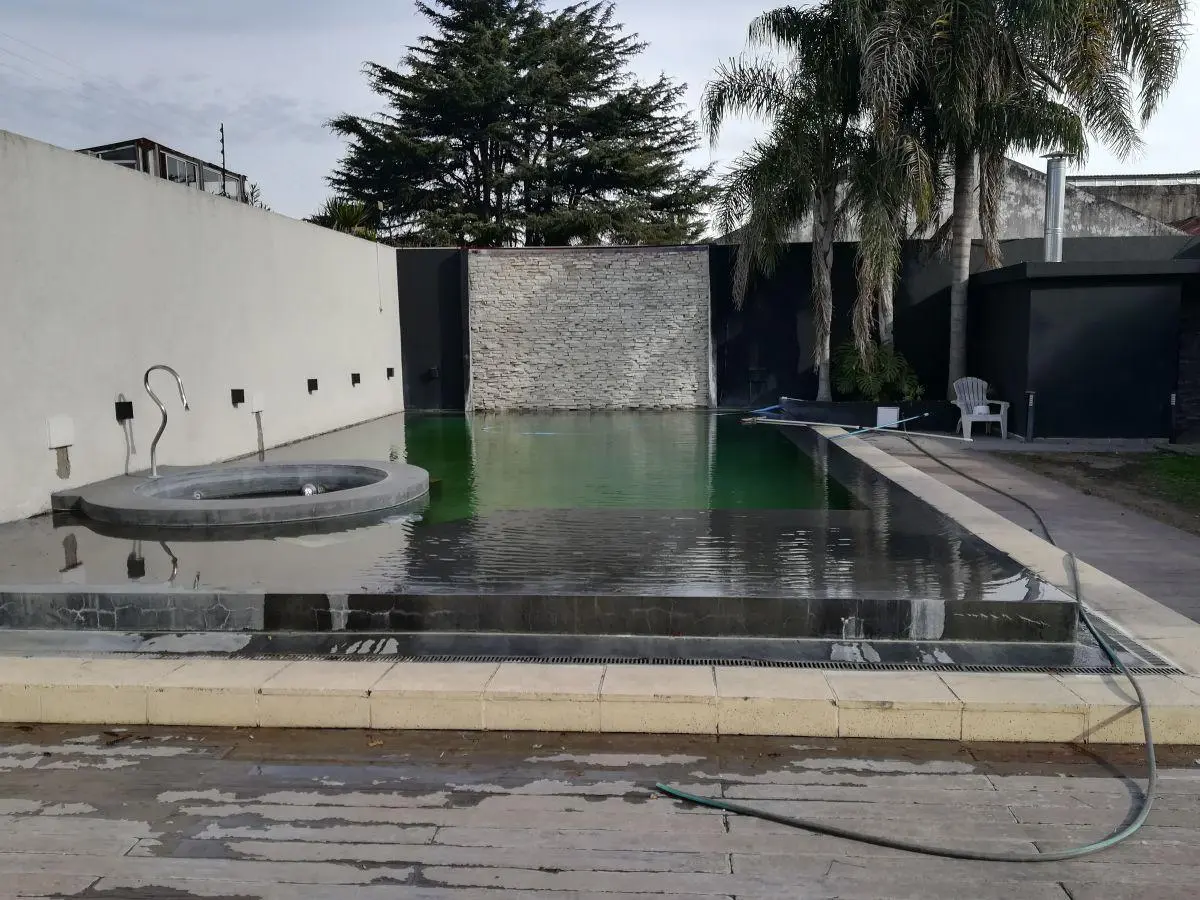 VENTA DE CASA DE 11 AMB. CON PILETA , QUINCHO Y PARRILLLA EN VILLA LURO NORTE 8